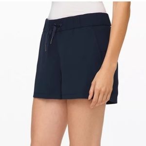 Lululemon on the fly MR 2.5” short true navy